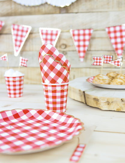 8 vroubkovaných červených a bílých ginghamových kartonových desek 23 cm