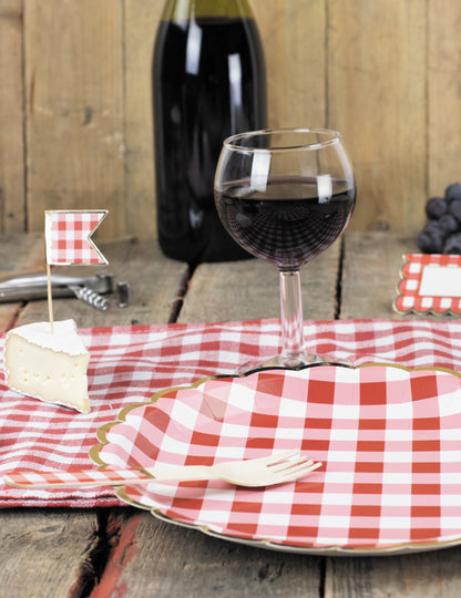 8 vroubkovaných červených a bílých ginghamových kartonových desek 23 cm