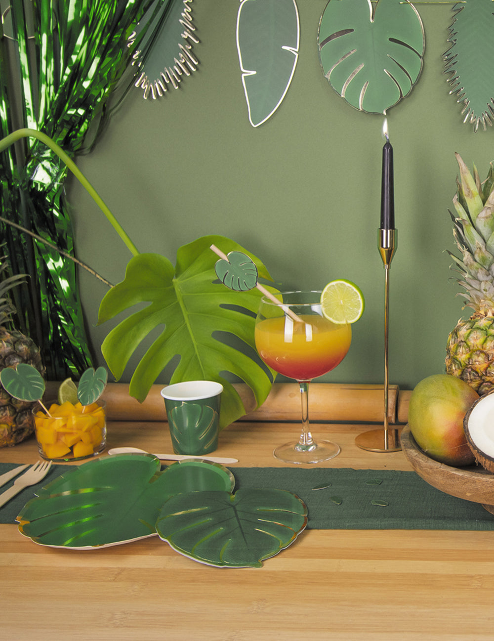 Mise en scène de la décoration de table avec les assiettes en carton feuille tropicale