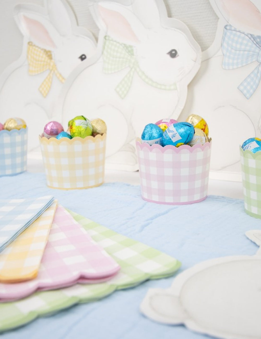 Détail des serviettes et de la décoration de table des assiettes en carton Mon Lapin