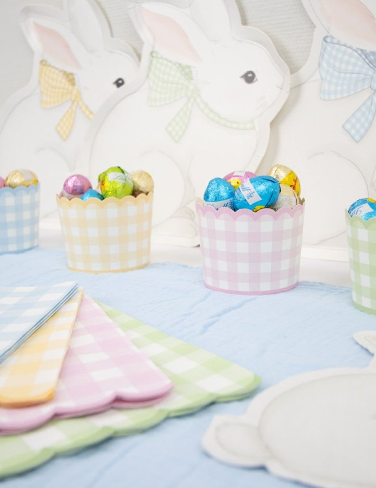 Détail des serviettes et de la décoration de table des assiettes en carton Mon Lapin