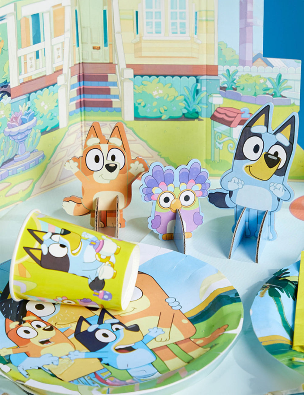 Mise en scène avec décor et personnages des assiettes rondes Bluey