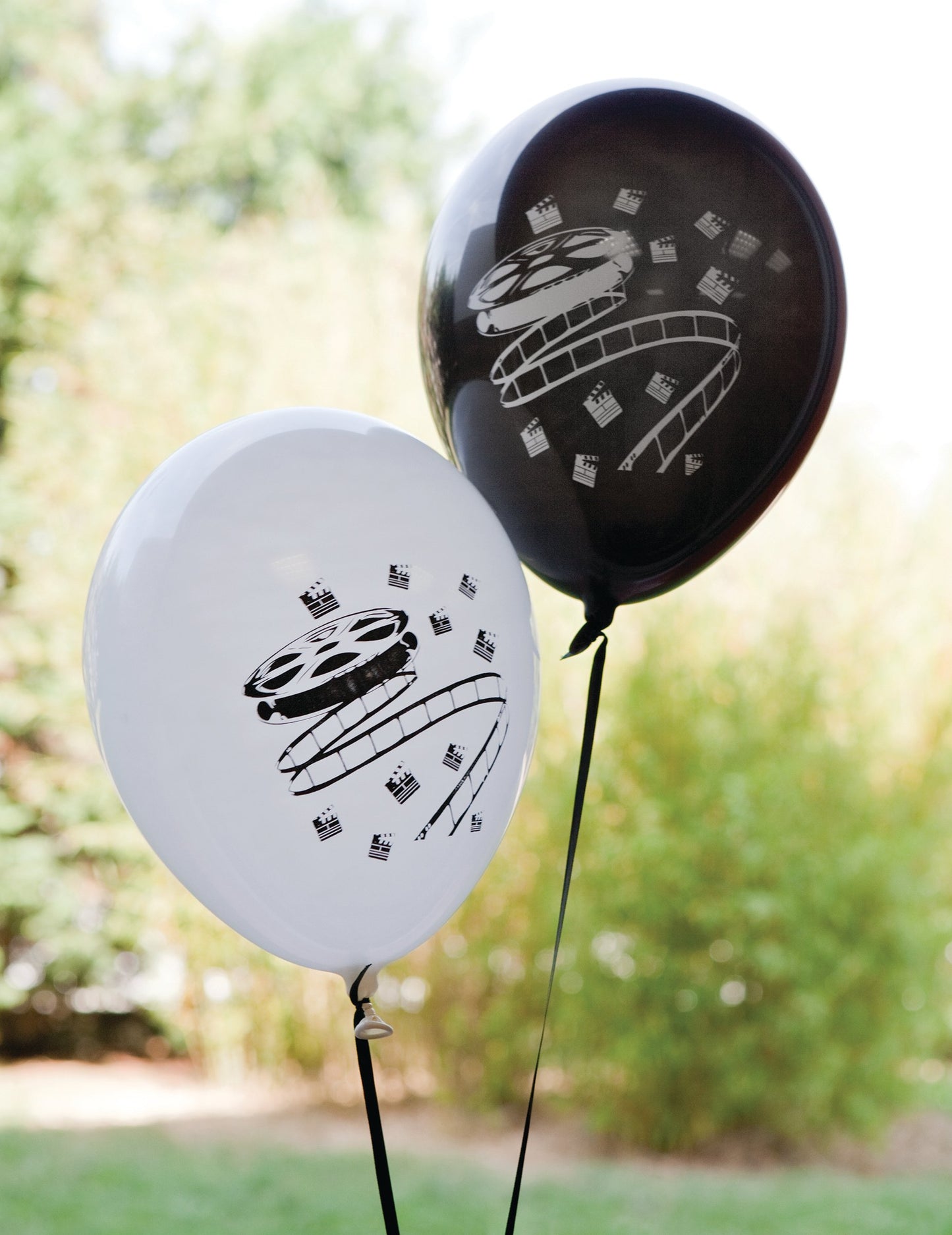 Detail vzorů klapky a filmového pásu na černých a bílých latexových balóncích