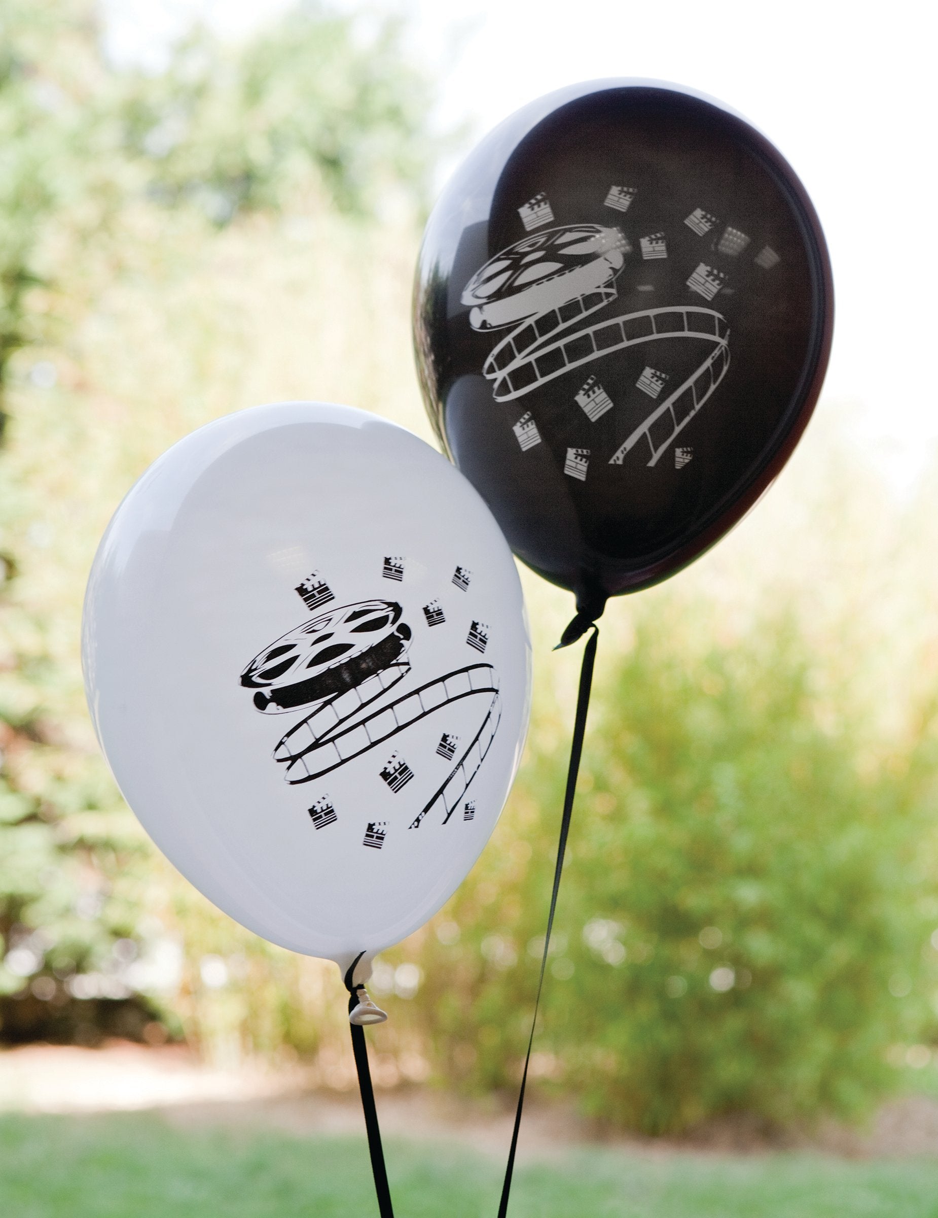 Detail vzorů klapky a filmového pásu na černých a bílých latexových balóncích