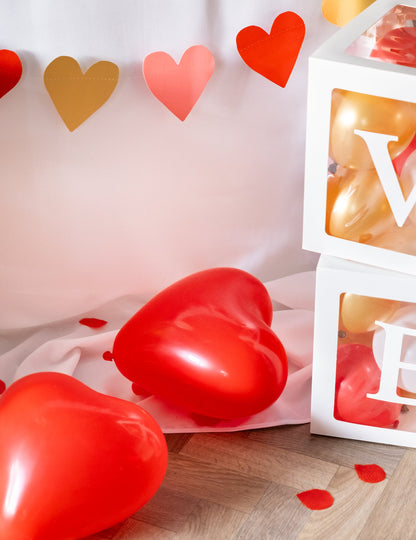 Gros plan sur les ballons rouges des Ballons en latex cœurs rouges et blancs