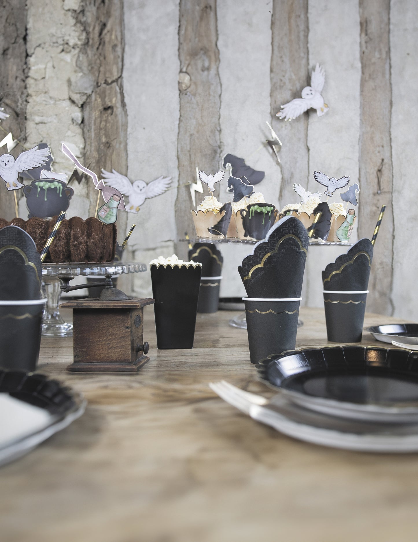 8 černých a zlatých krabiček na popcorn 12,5 x 7 cm vroubkovaný