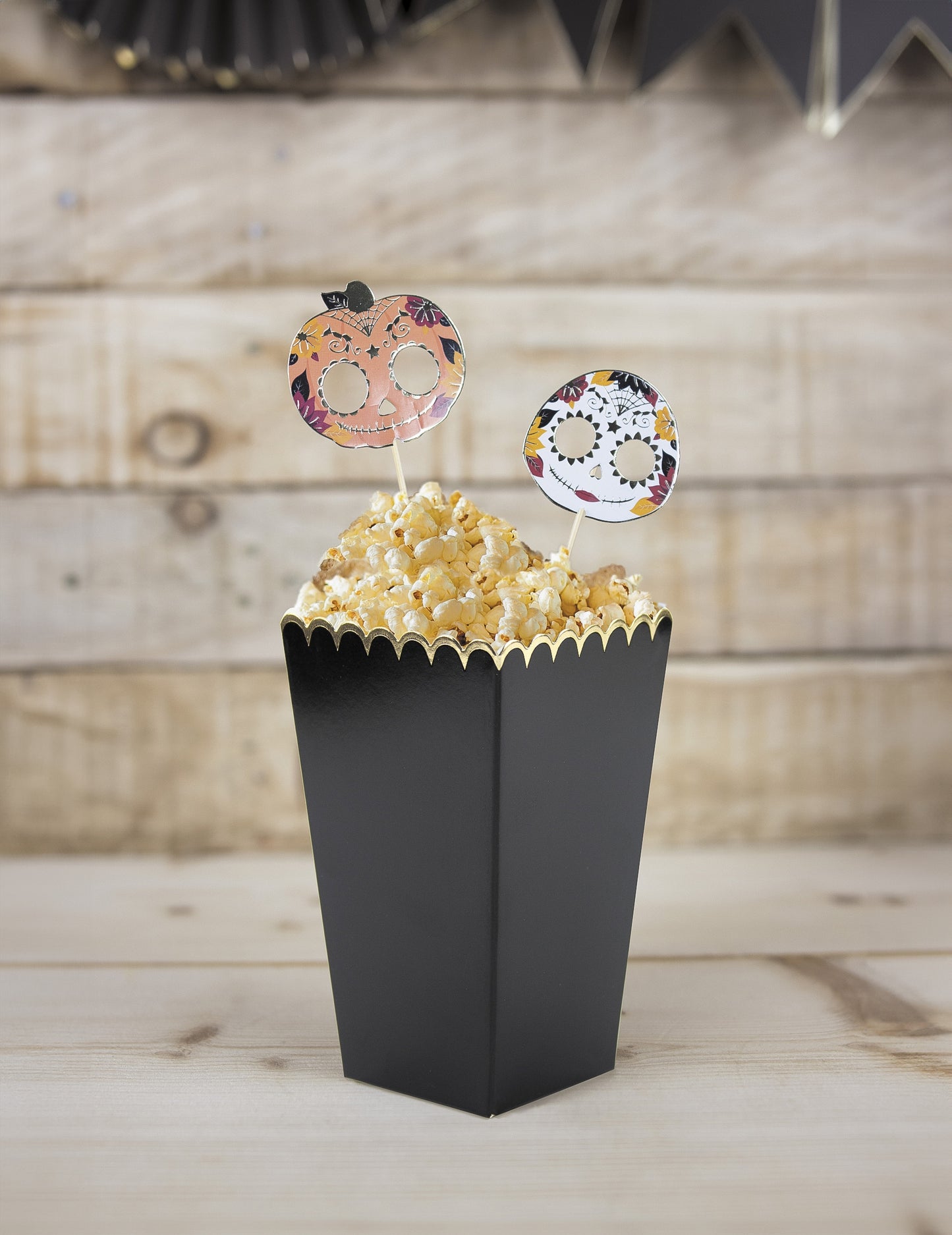 8 černých a zlatých krabiček na popcorn 12,5 x 7 cm vroubkovaný