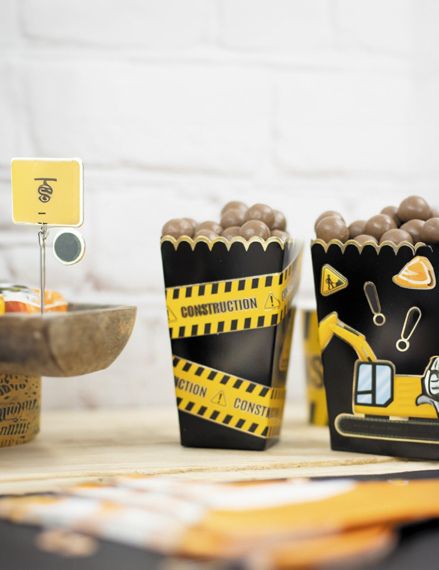 8 černých a zlatých krabiček na popcorn 12,5 x 7 cm vroubkovaný