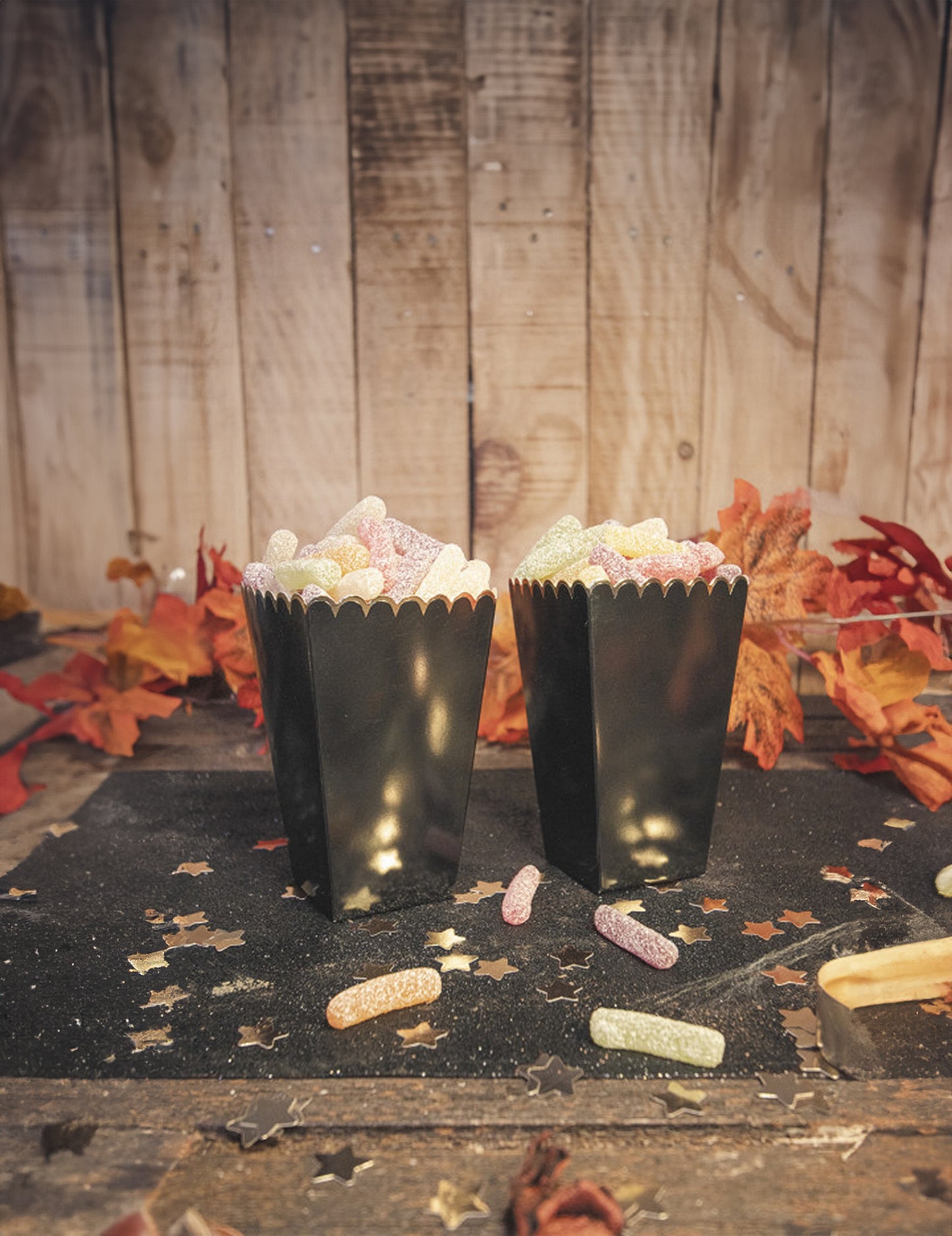 8 černých a zlatých krabiček na popcorn 12,5 x 7 cm vroubkovaný