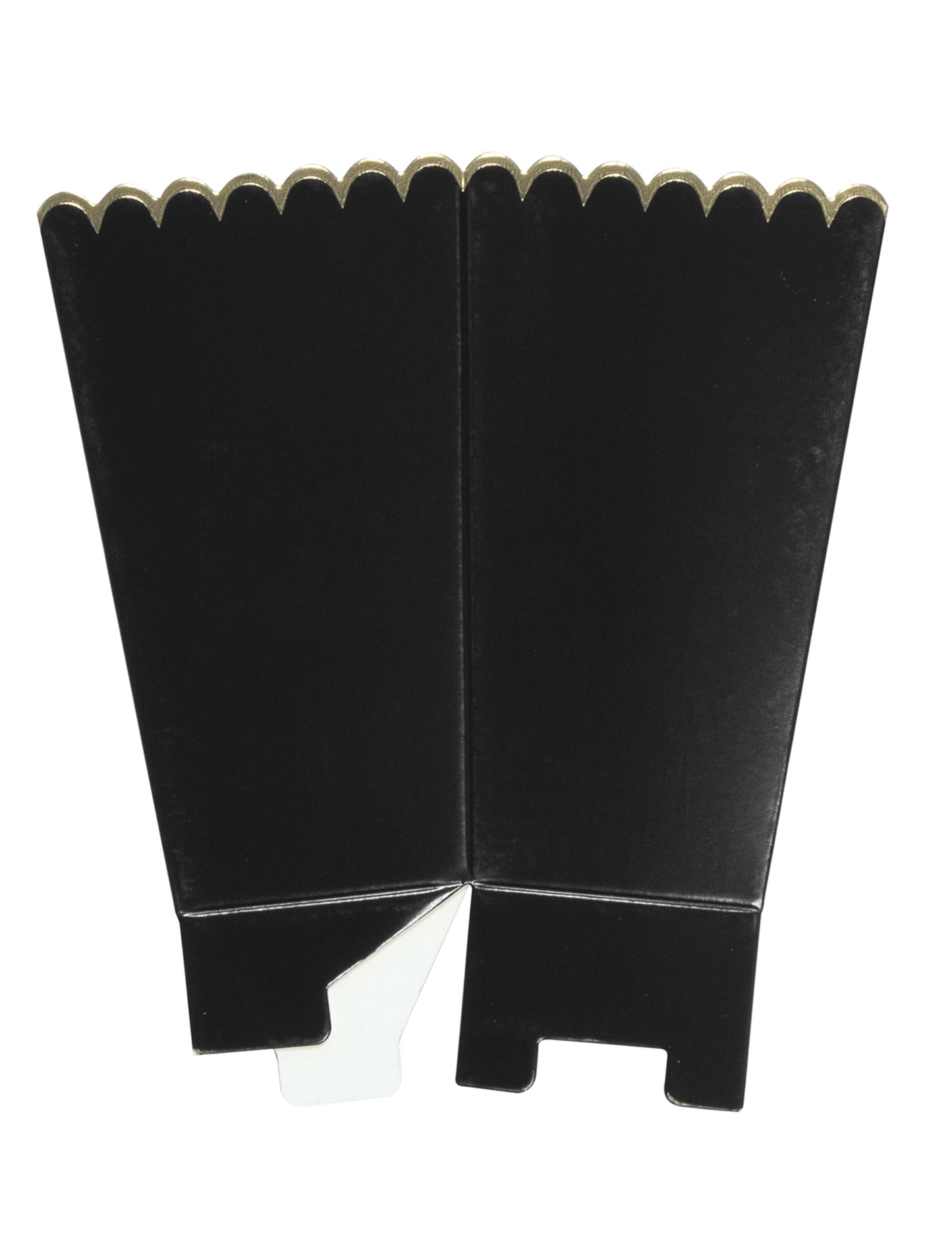 Vue à plat des boîtes à pop-corn festonnées pour fête noires et or