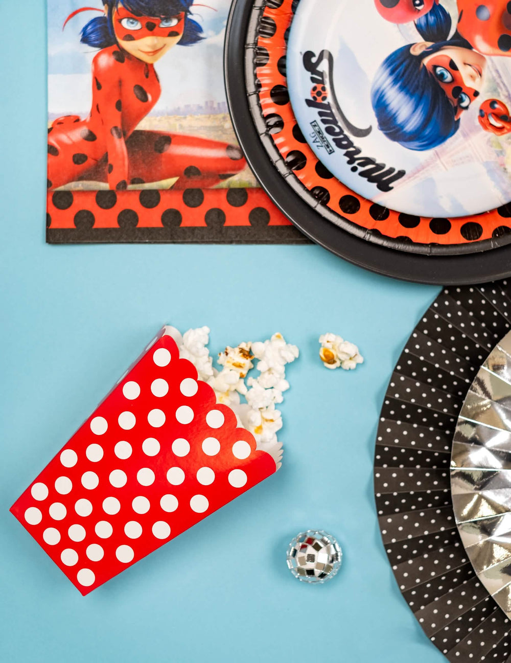 Mise v situaci s popcornem z červená krabiček na popcorn s bílými puntíky na oslavu