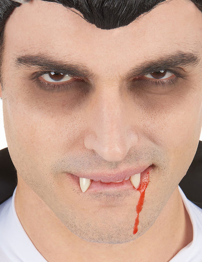 Gros plan sur l'effet de sang coulant des capsules faux sang Halloween