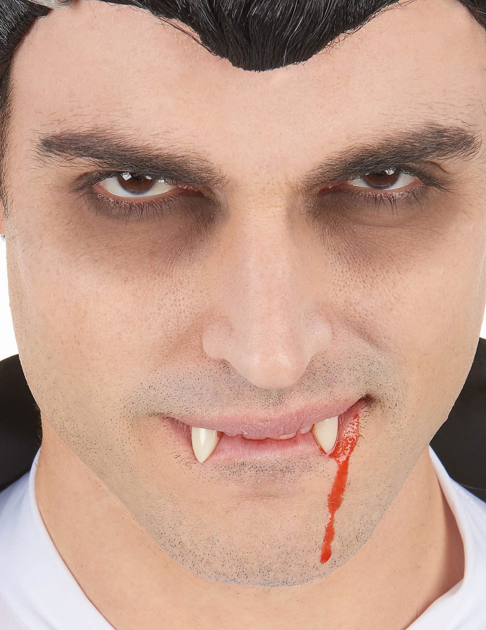 Detail krvavého efektu na obličeji kapslí falešné krve halloween