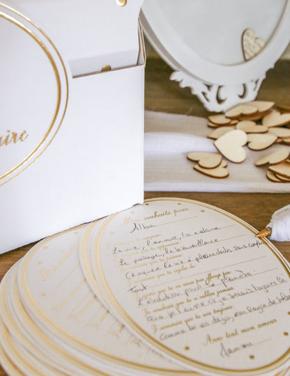 8 bílých a zlatých medailonových přání pro miminka