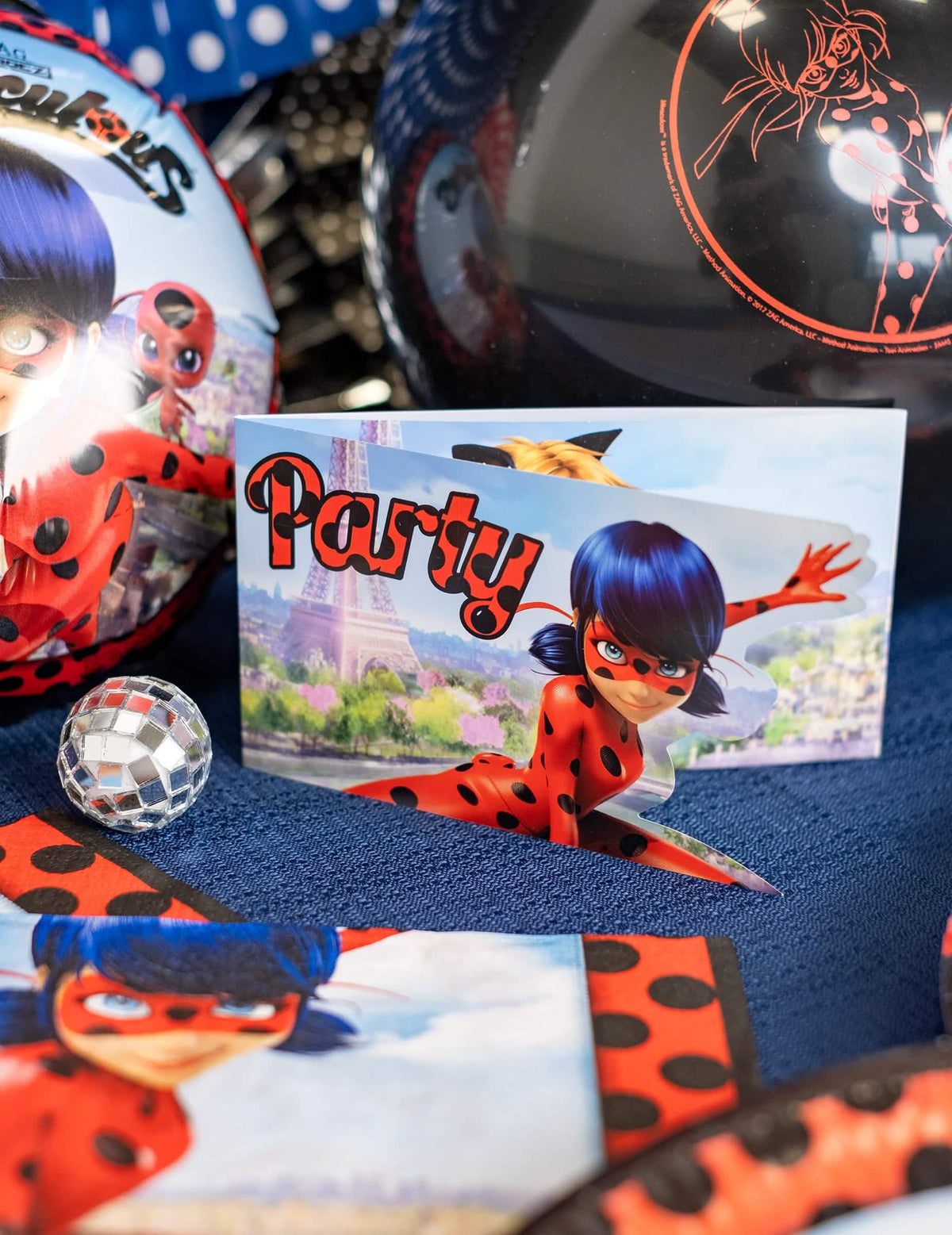 Scénická prezentace pozvánek Party s obálkami Ladybug