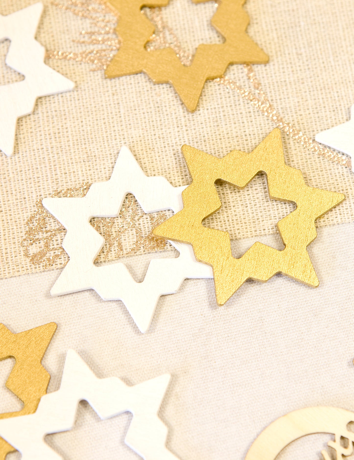 8 bílých a zlatých hvězdicových dřevěných stolních konfet 5 x 4,4 cm na Vánoce