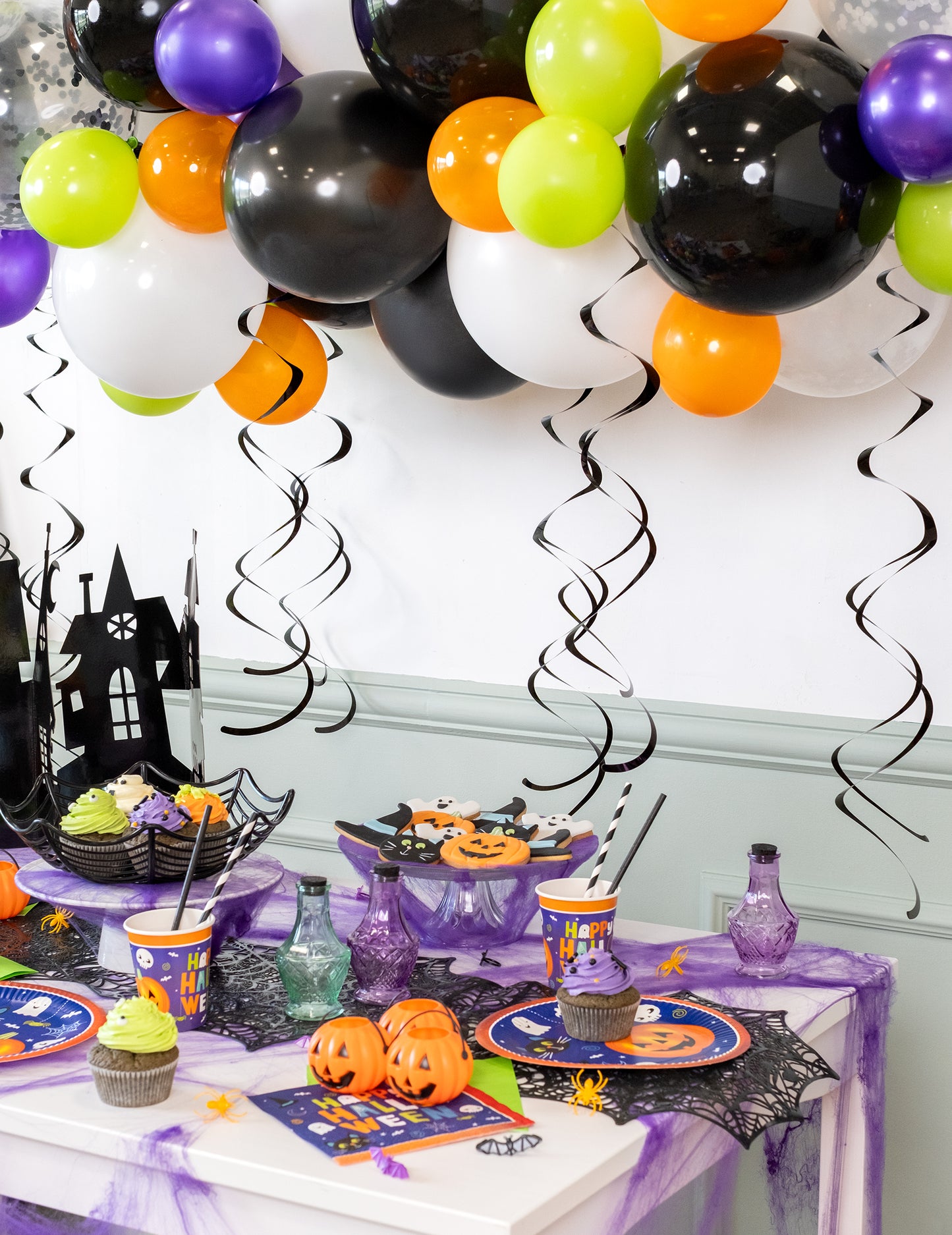 8 černých spirálových dekorací