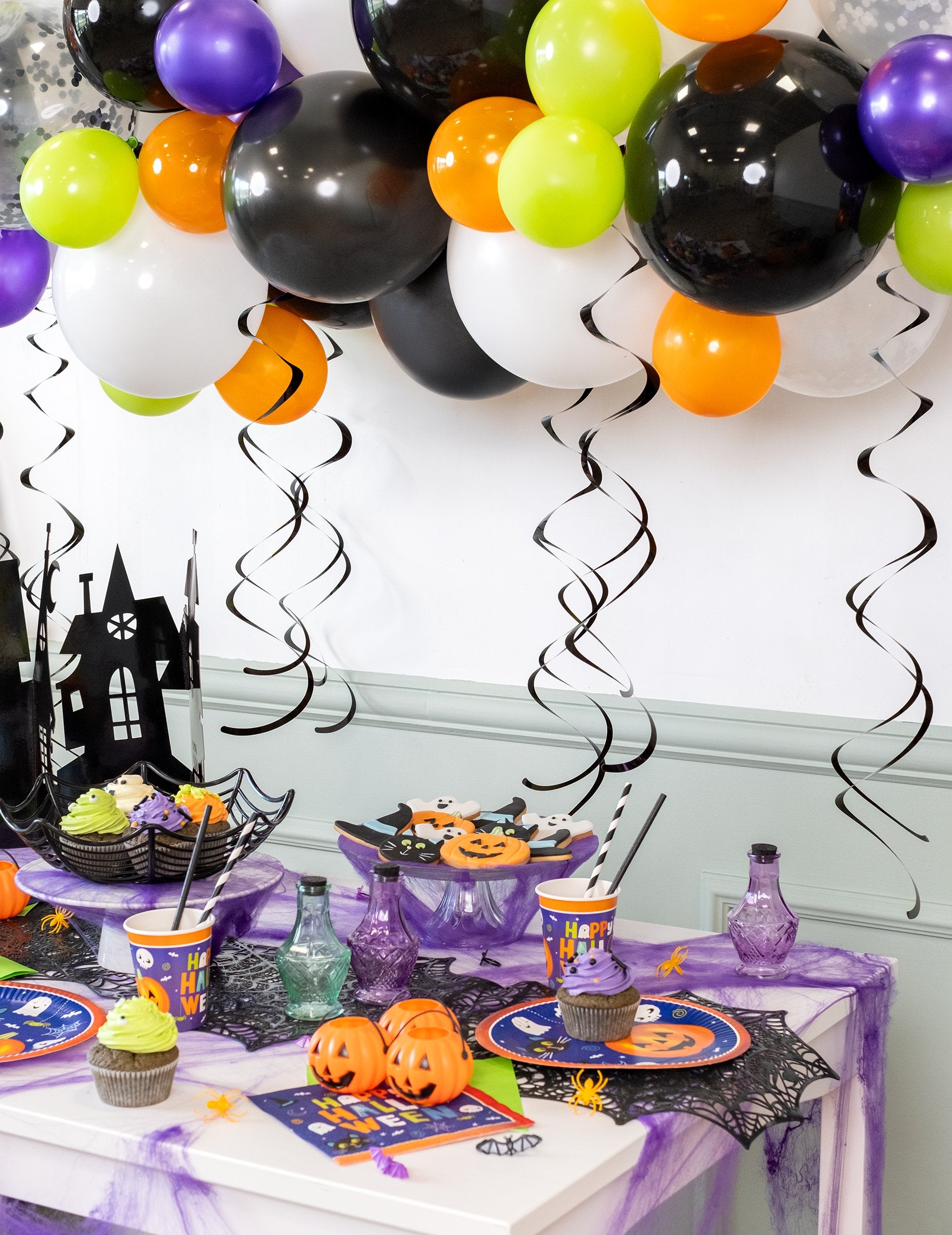 Halloweenová stolní scéna s černými spirálovými závěsnými dekoracemi