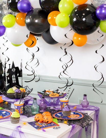 Halloweenová stolní scéna s černými spirálovými závěsnými dekoracemi