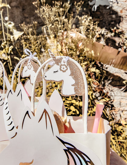 Détail des paillettes et du lien en satin blanc des étiquettes licorne pour fête