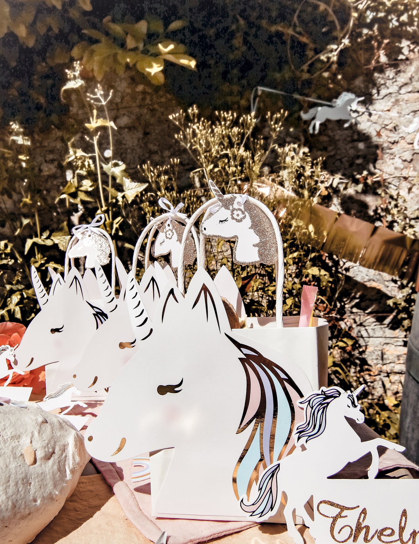 Exemple d'utilisation sur des anses de sacs des étiquettes licorne pour fête