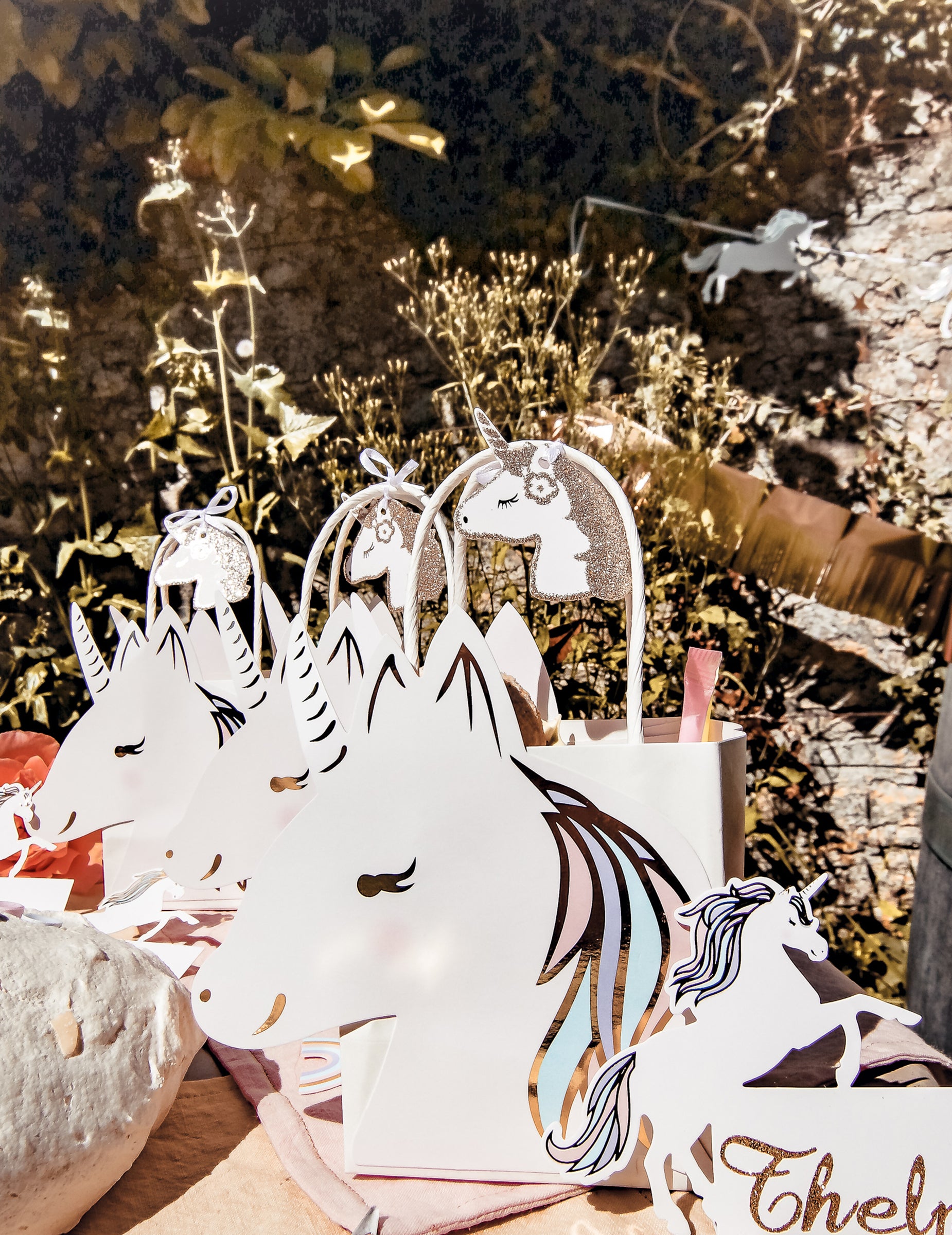 Exemple d'utilisation sur des anses de sacs des étiquettes licorne pour fête