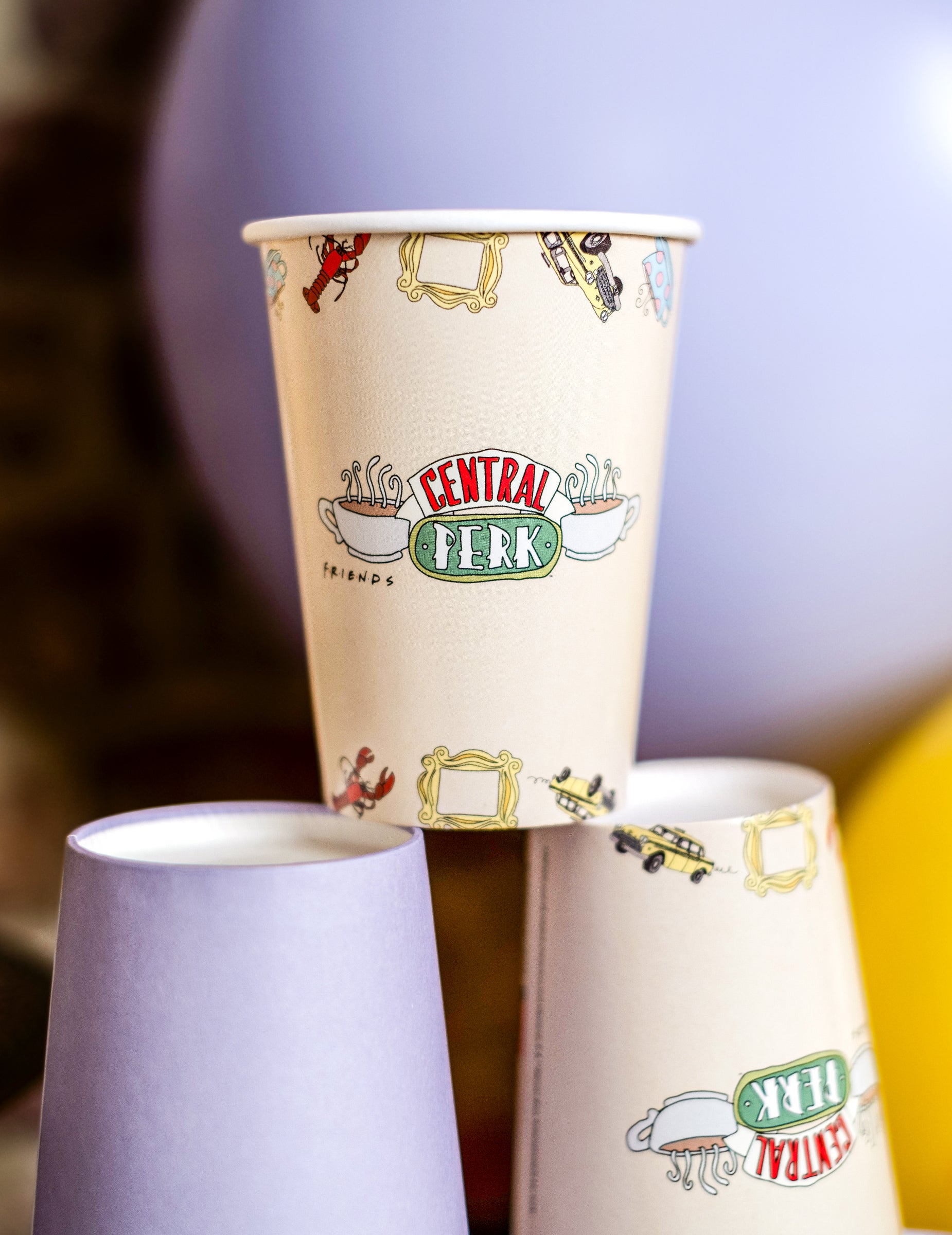 Détail du logo Central Perk des gobelets en carton Friends