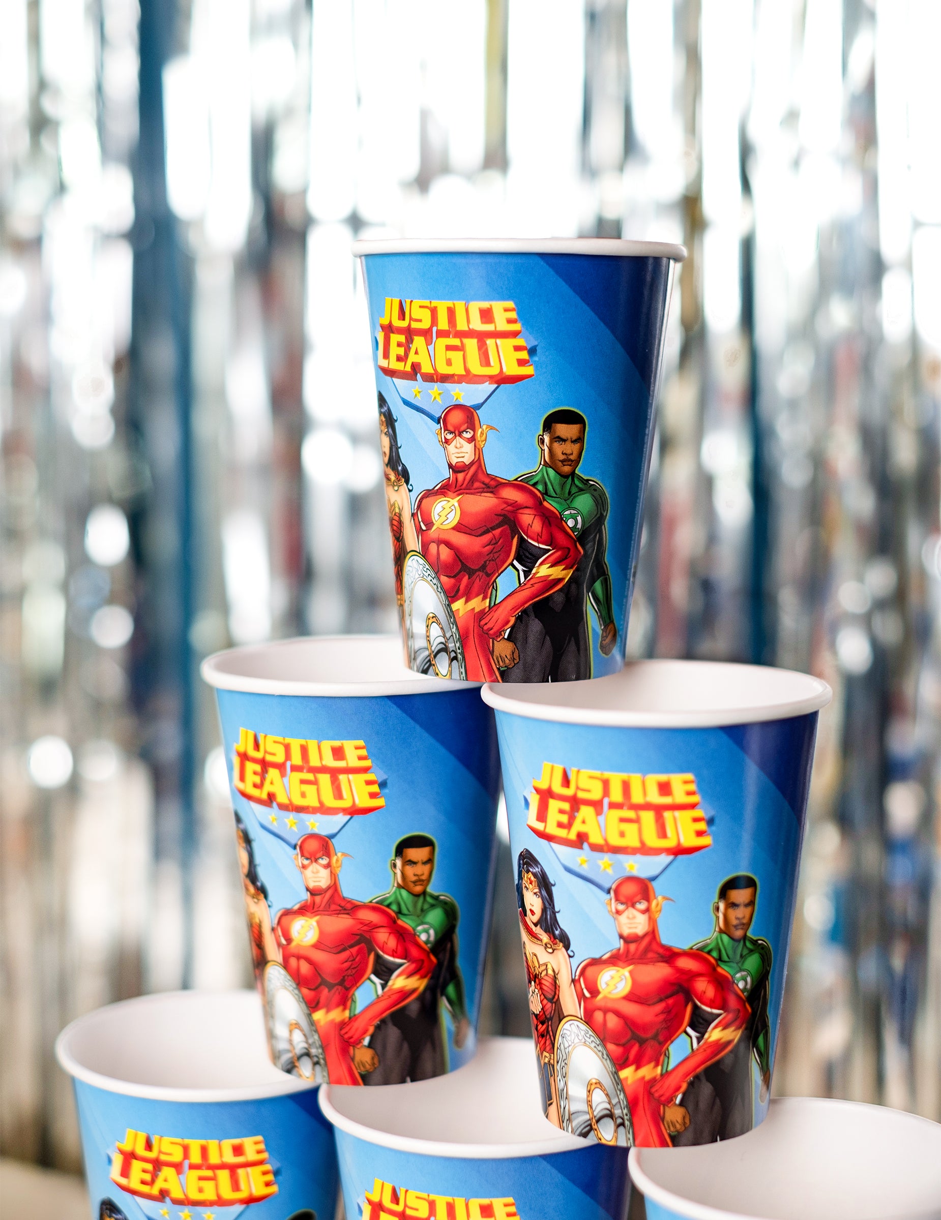 Mise en scène de la pyramide des gobelets en carton Justice League