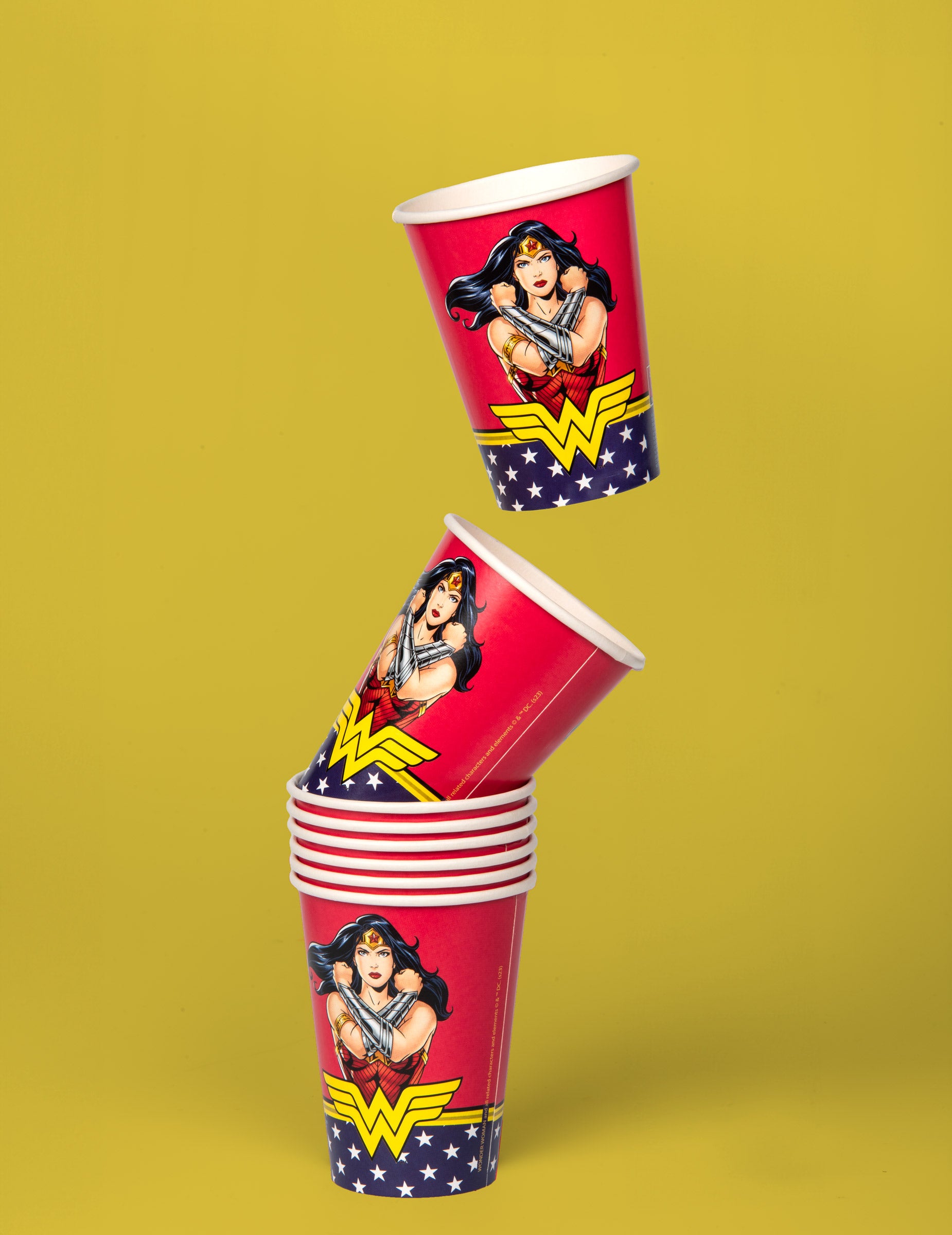 Mise en scène en pile des 8 gobelets en carton Wonder Woman