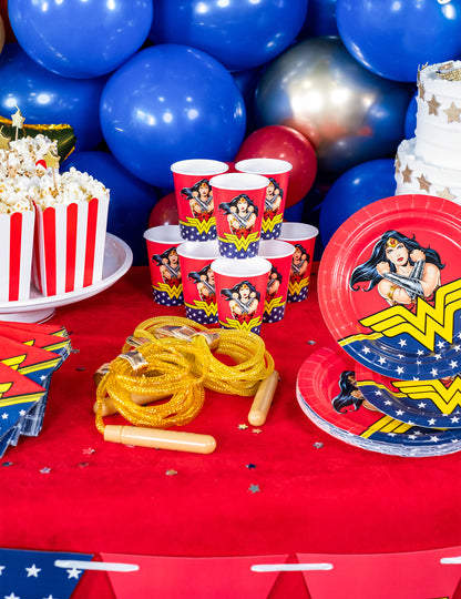 Mise en scène festive sur une table de fête des 8 gobelets en carton Wonder Woman