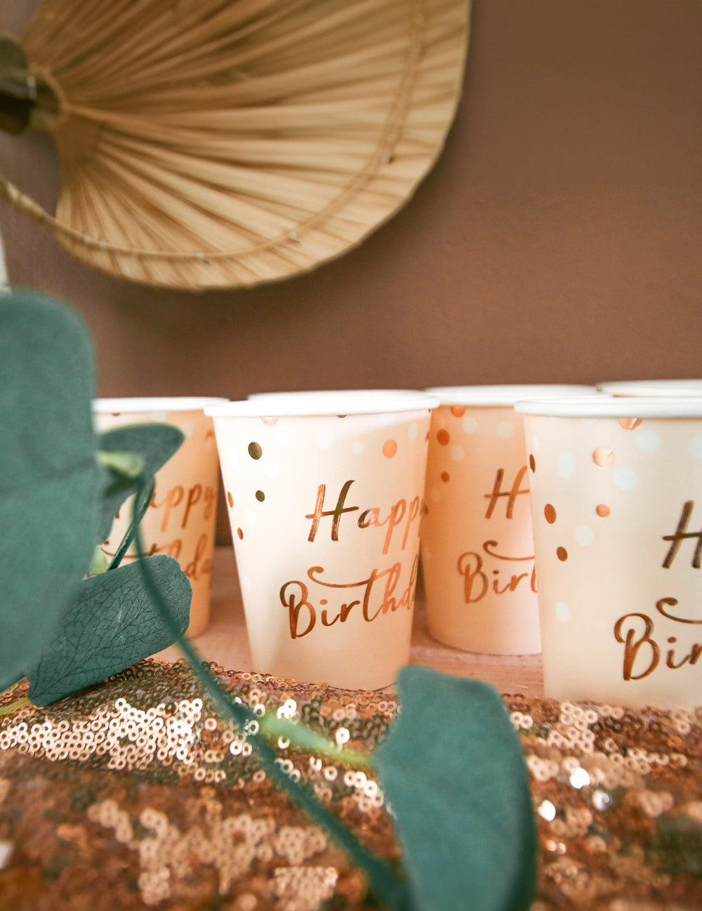 Gros plan sur les motifs des gobelets en carton Happy Birthday
