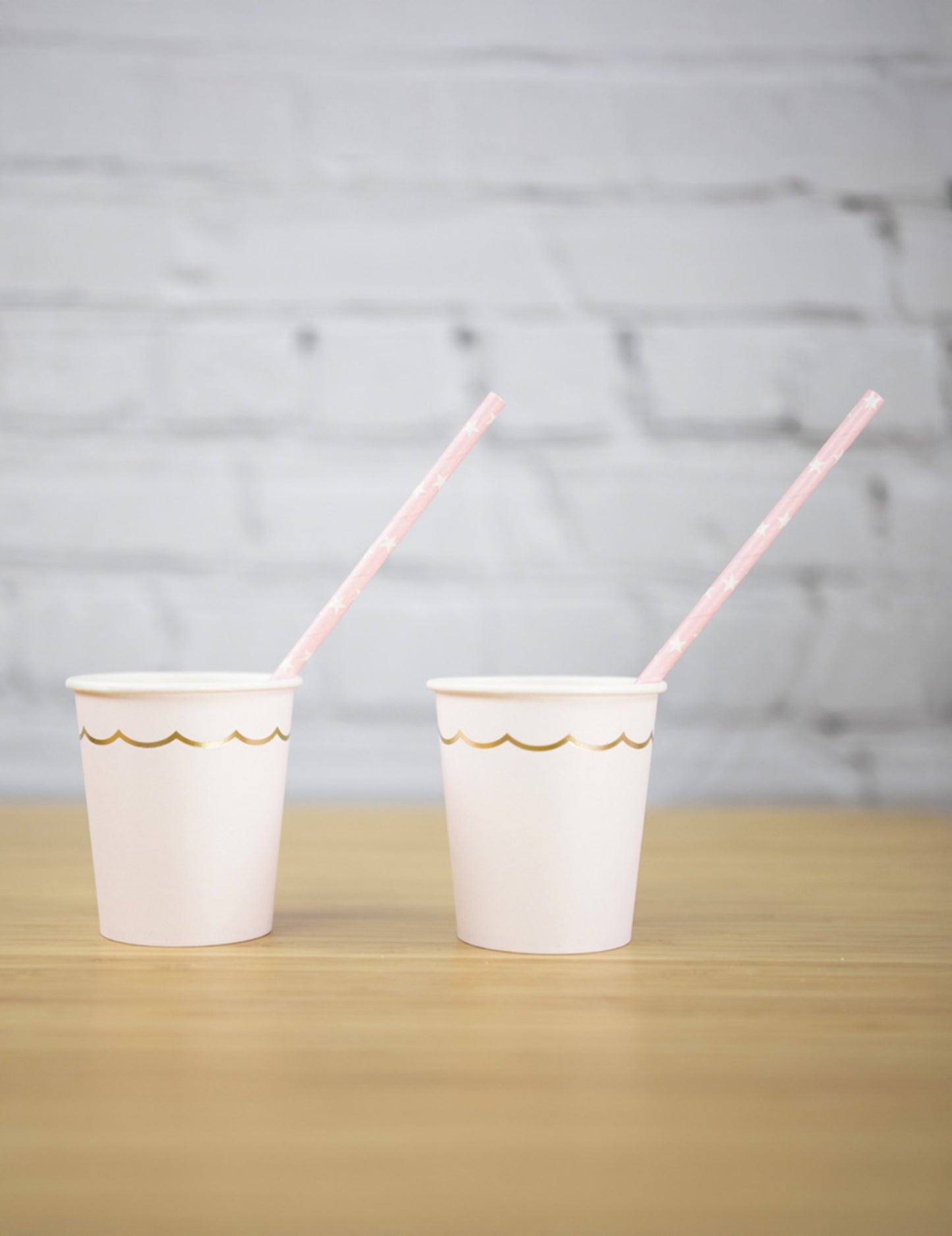 8 Gobelets festonnés en carton rose pastel et or 200ml