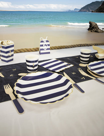 8 vroubkovaných námořnických kartonových kelímků 200 ml se zlatou kotvou