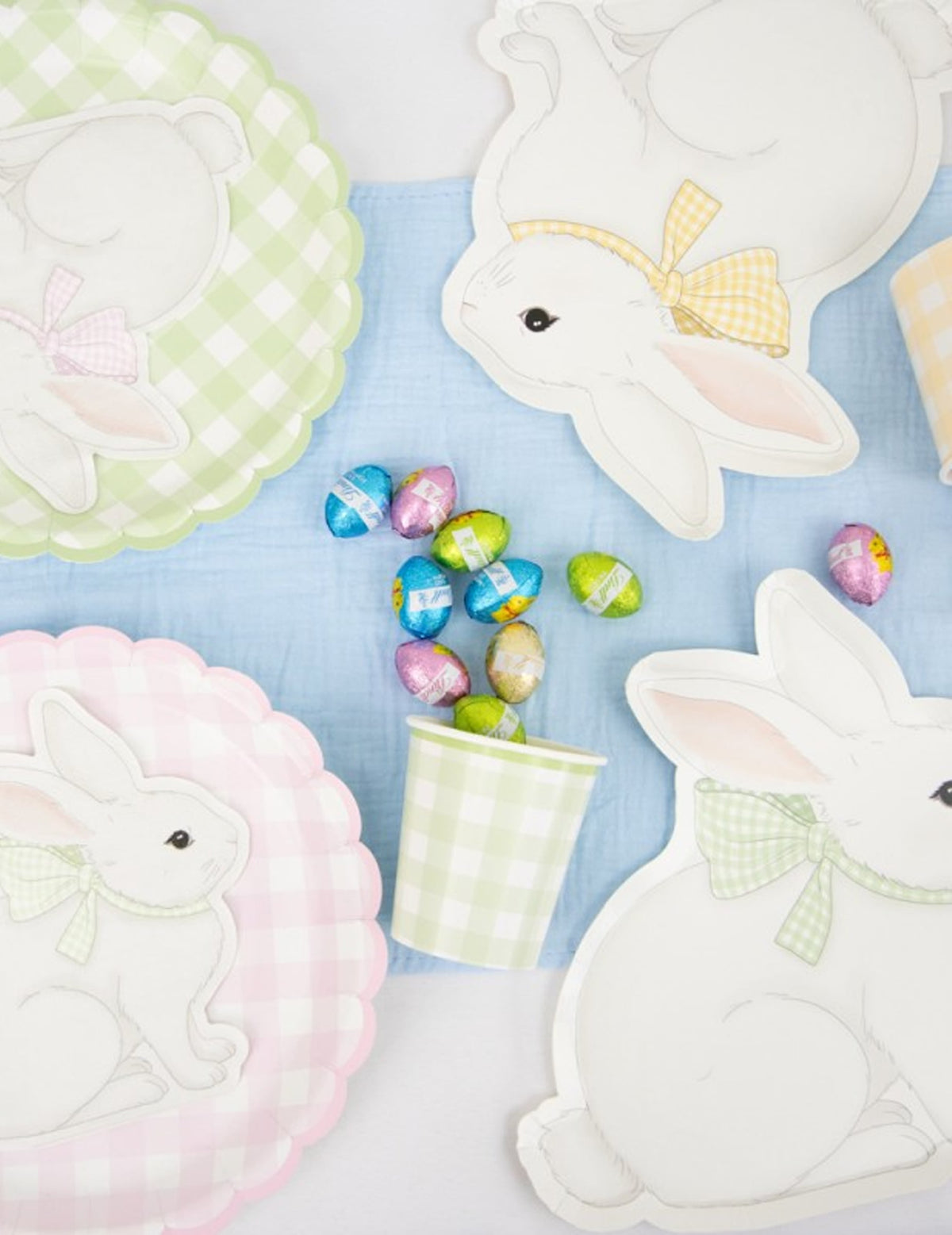 Mise en scène avec des œufs en chocolat des Gobelets Vichy Pastel pour fête