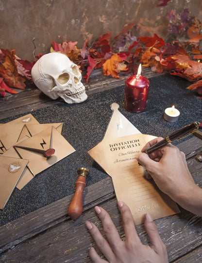 8 pozvánek s obálkami Čarodějův učeň 29 x 20 cm