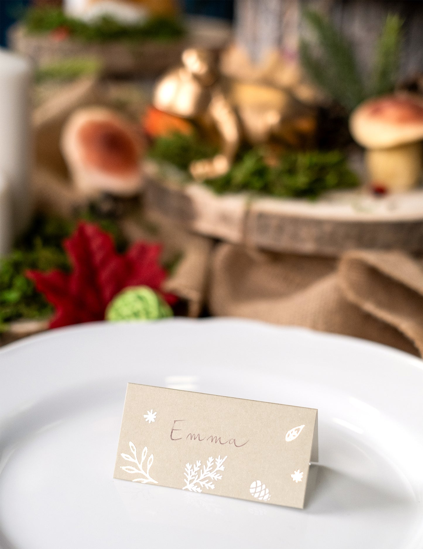 Mise en situation sur une assiette du marque-places Noël botanique pour table