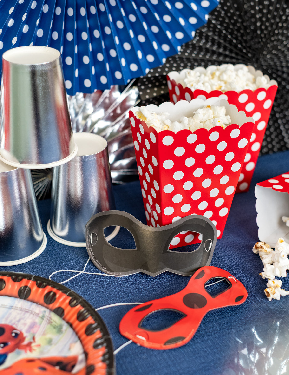 Zoom sur la décoration de table des 8 masques en carton Ladybug