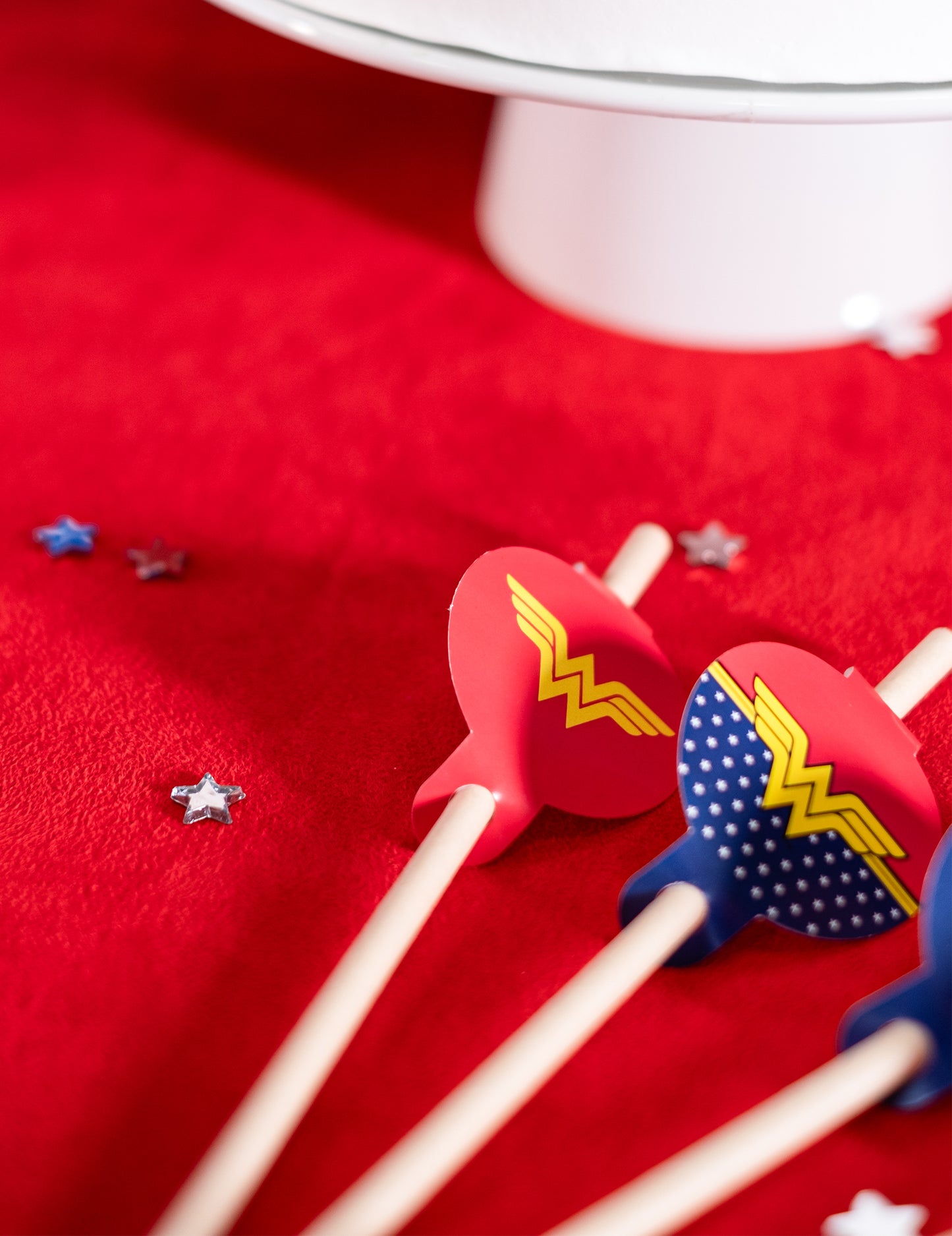 Détail des médaillons avec confettis étoiles des pailles médaillon en carton Wonder Woman