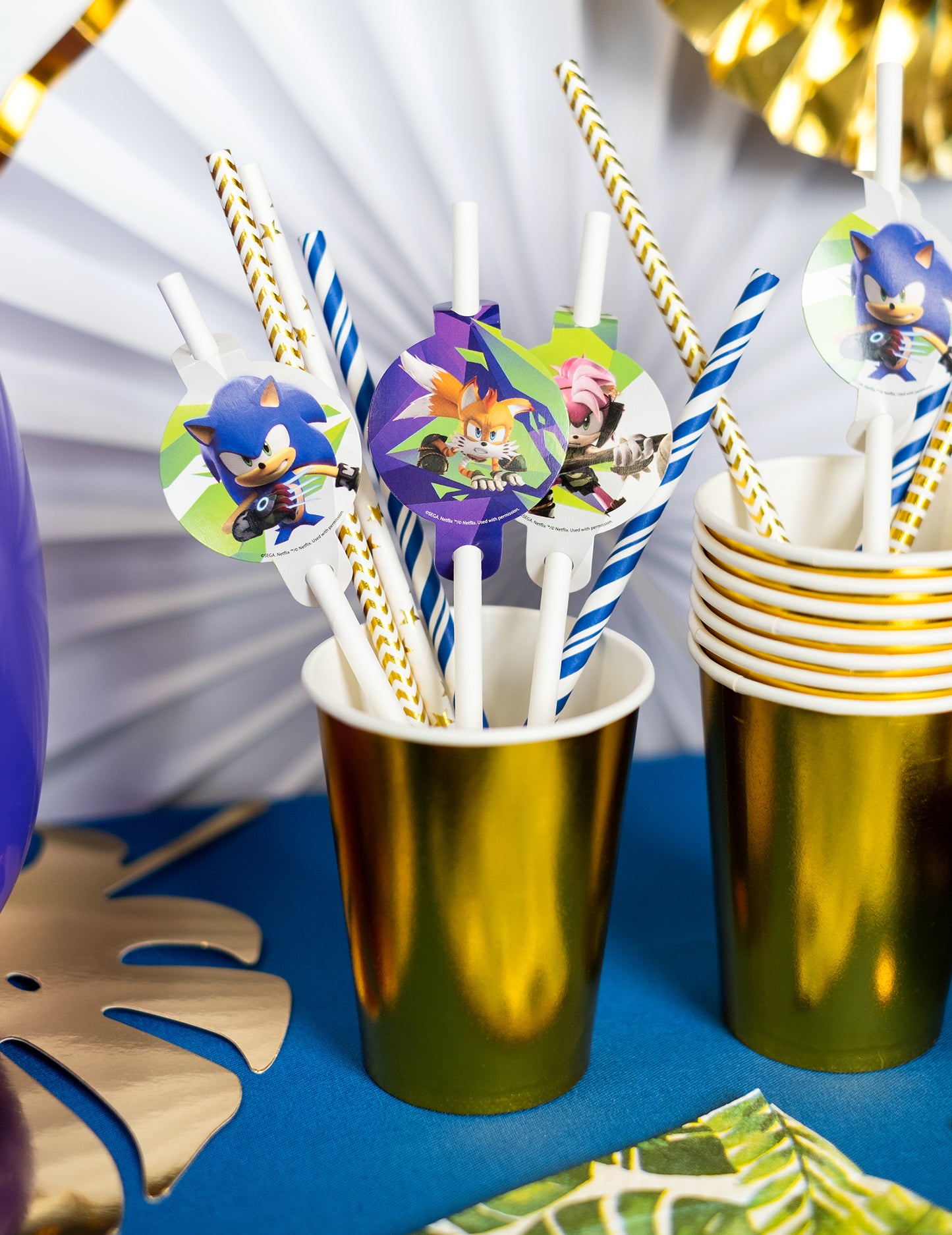 Mise en situation dans un gobelet doré des pailles Sonic Prime pour enfant
