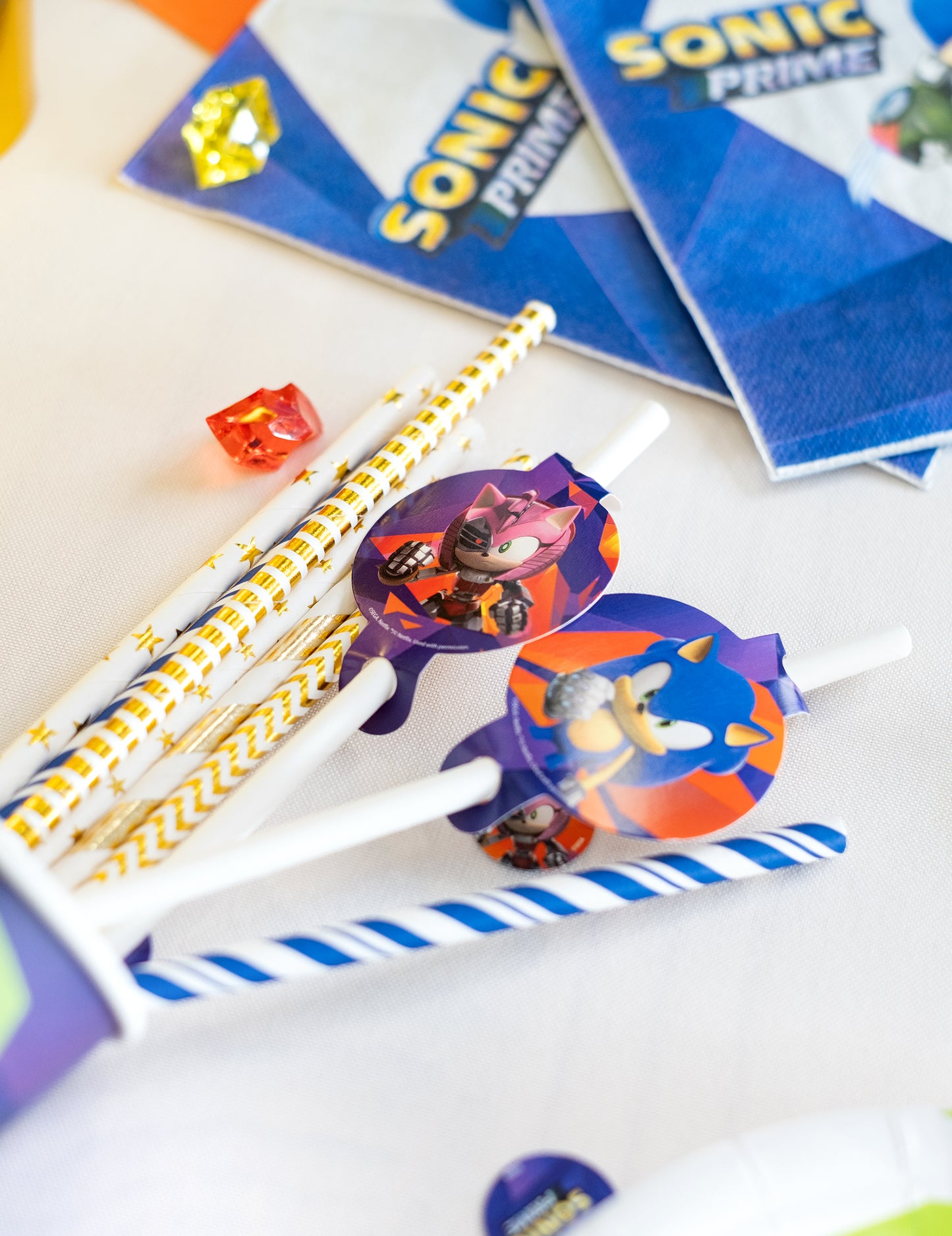 Détail des médaillons de Sonic et Amy des pailles Sonic Prime