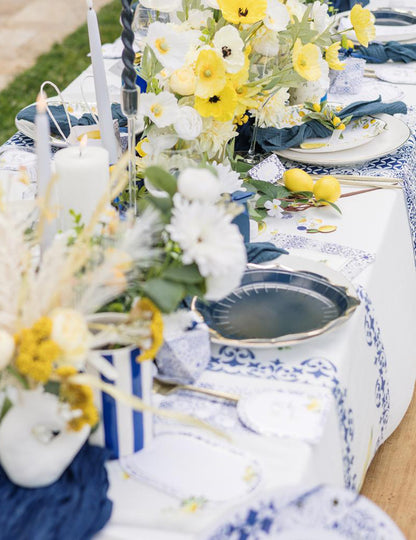 Mise en situation sur table des Petites assiettes en carton Bleu roi pour fête avec motifs méditerranéens bleu et blanc