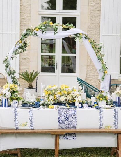 8 malých královsky modrých, bílých a zlatých kartonových talířů 18cm se středomořským vzorem