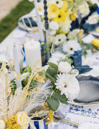 8 malých královsky modrých, bílých a zlatých kartonových talířů 18cm se středomořským vzorem