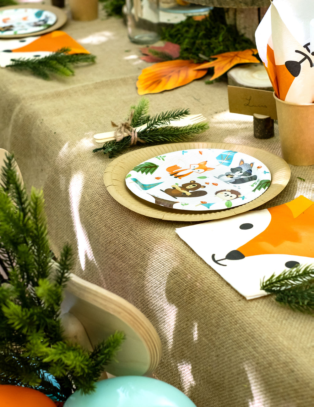 Gros plan sur le dressage de table des petites assiettes en carton animaux de la forêt