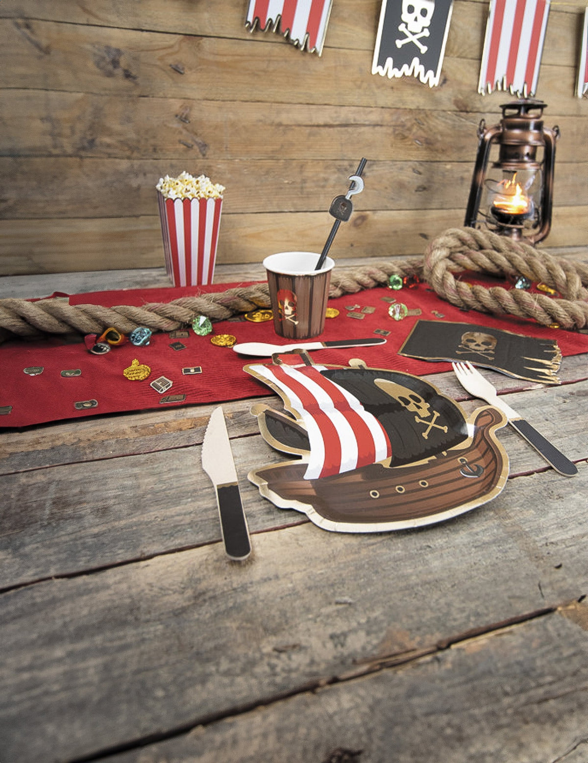 Mise en situation pirate des petits couteaux en bois pour fête noirs