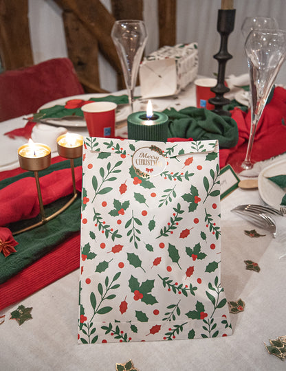 8 vánočních papírových dárkových sáčků s cesmínou