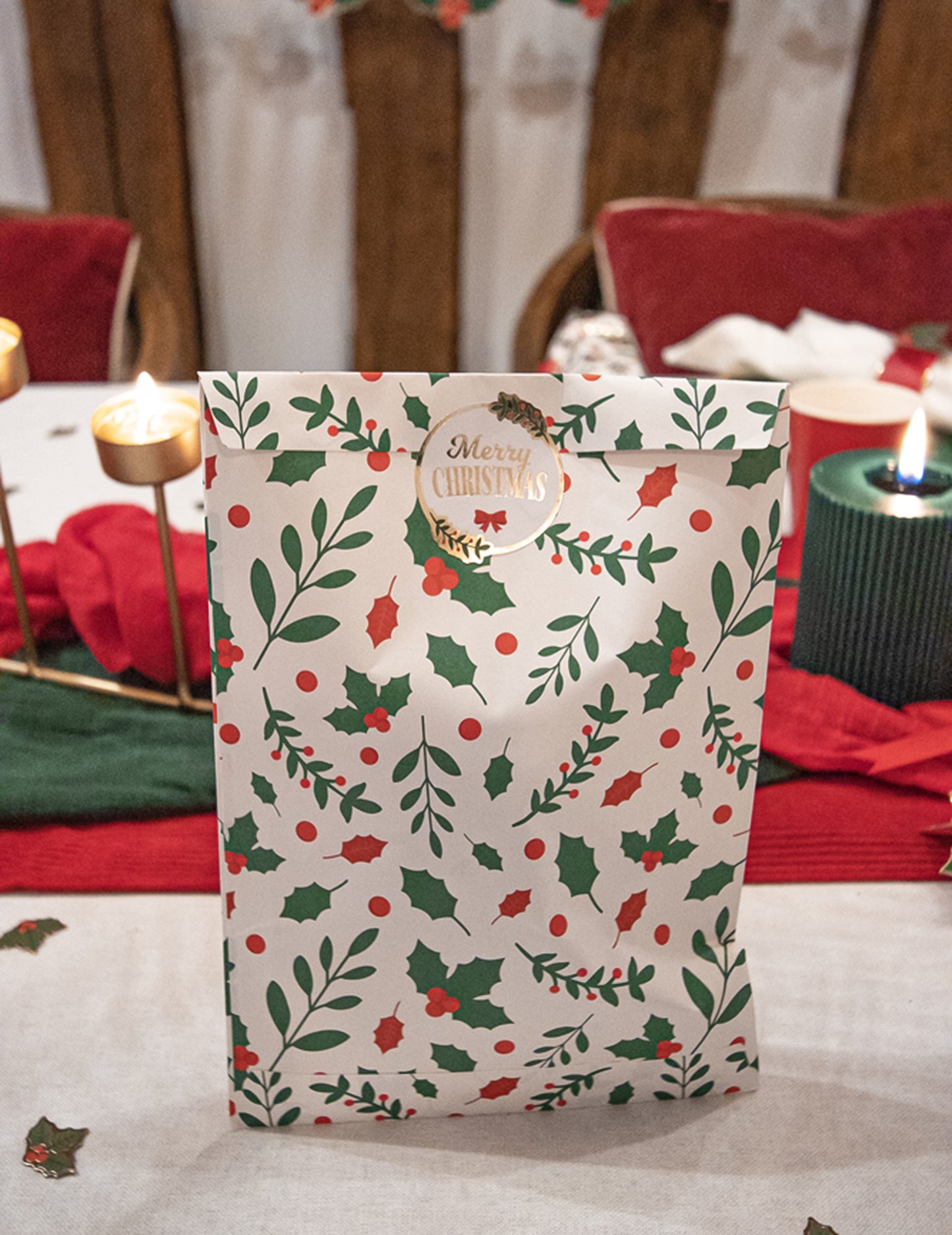 8 vánočních papírových dárkových sáčků s cesmínou