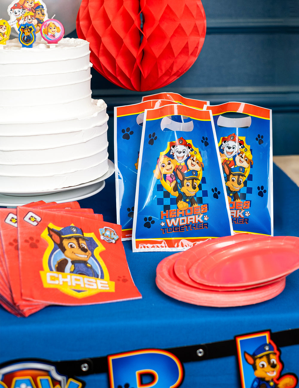 Mise en situation sur une table de fête des sacs à cadeaux Pat' Patrouille