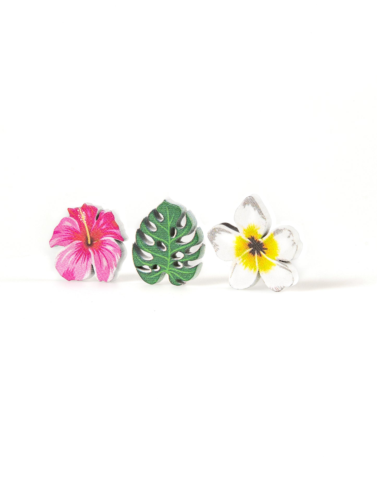Gros plan sur les trois motifs des confettis en bois fleurs et feuilles tropicales