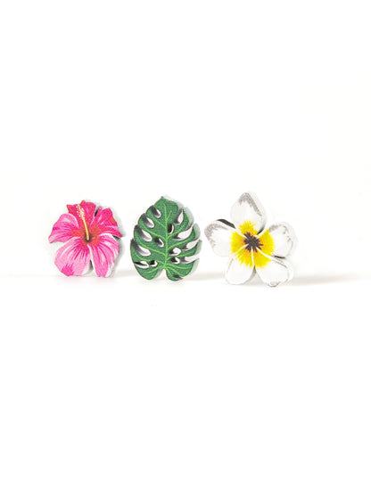 Gros plan sur les trois motifs des confettis en bois fleurs et feuilles tropicales